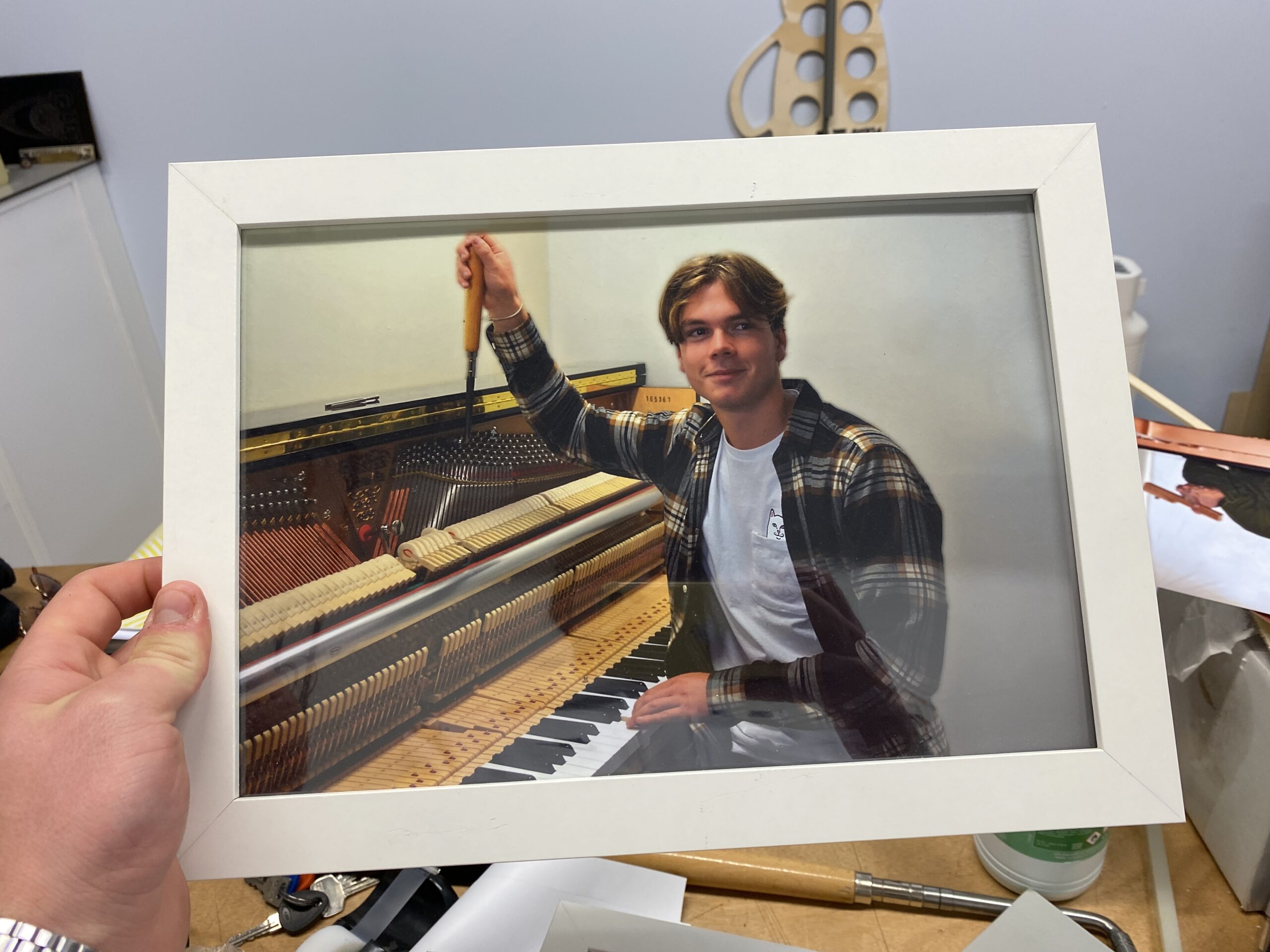 Joep stemt een piano met pianosleutel