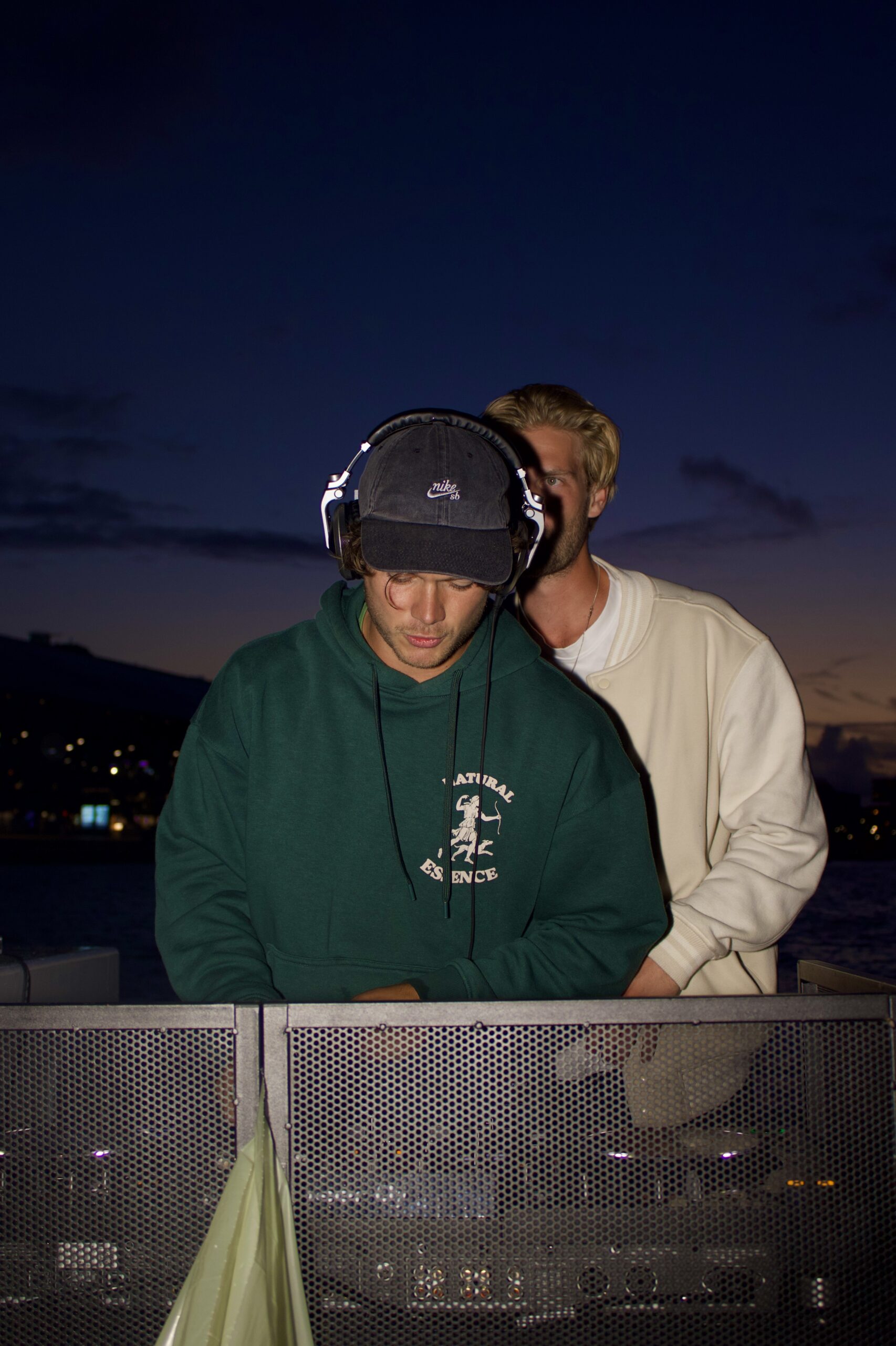 Joep achter de DJ booth